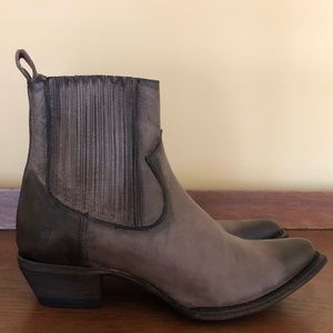 FRYE Sacha Chelsea in Stone NIB